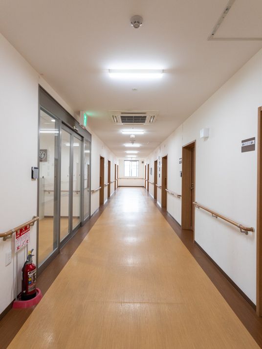 明るく広々とした廊下