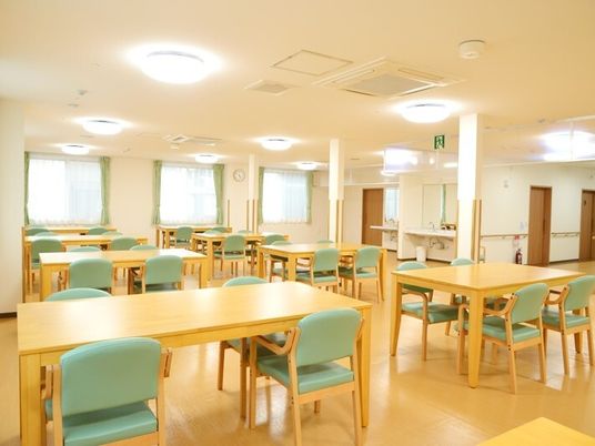 明るい空間の食堂