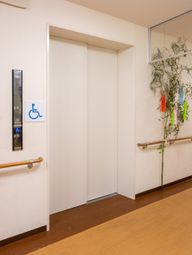 広々としたエレベーター