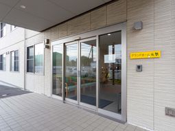 入り口と案内板のエントランス