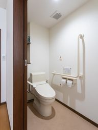 手すり付き安全なトイレ