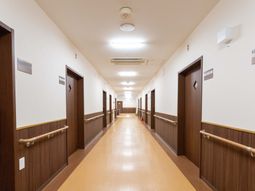 広々とした明るい廊下