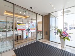 明るいエントランスの風景