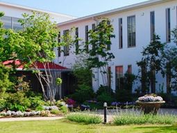 白壁の建物と緑の庭園