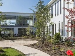 明るい施設の外観