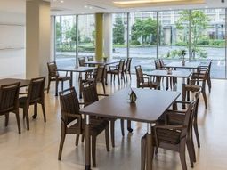 木製のダイニングテーブルセット