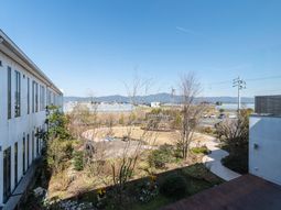 明るい庭付きの建物外観