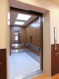 広々とした明るいエレベーター
