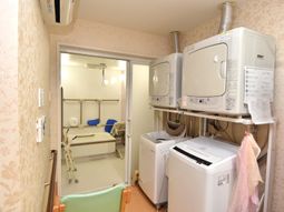 清潔な洗面所と洗濯機