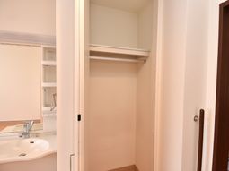 洗面台と棚のある空間