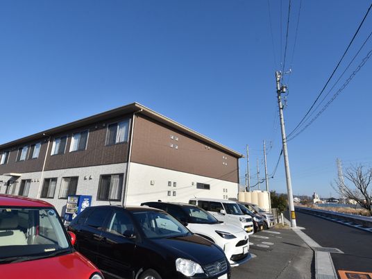 茶色の建物の外観