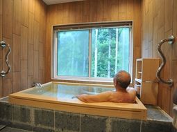 木目調の浴室と窓