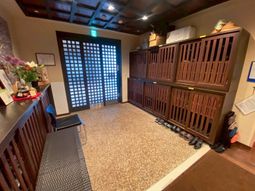 靴の棚が並ぶエントランス