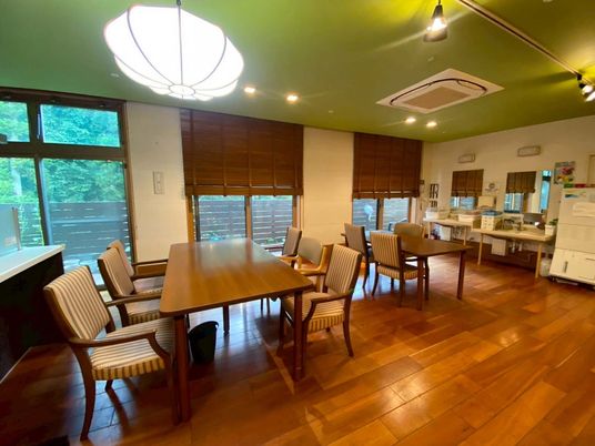 自然光が差し込むダイニングルーム