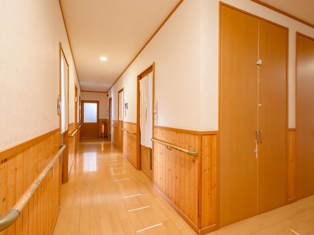 温もり感じる廊下の様子 廊下 手すりが備えられた、木のぬくもりを感じるあたたかい雰囲気の廊下です。清潔感があり、歩きやすい広々とした設計になっています。