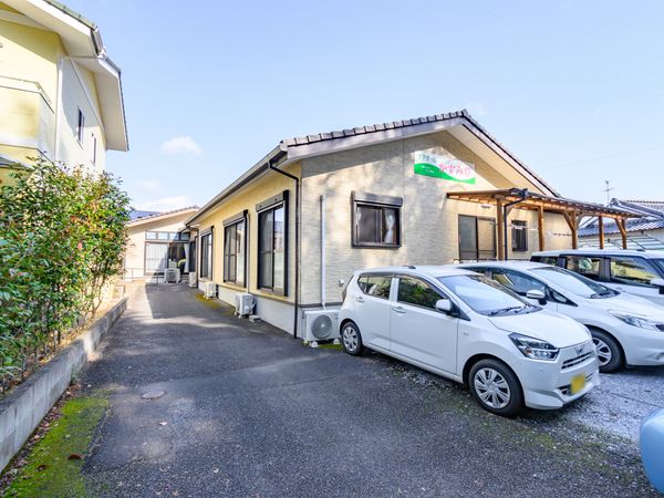 施設の外観と駐車場