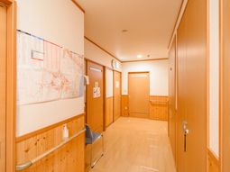 木目調の温かみのある廊下