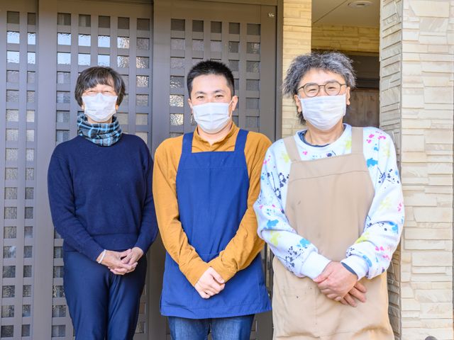 スタッフ3名の前身像 スタッフ マスクを着用し笑顔で立つスタッフの皆さんは、温かい雰囲気を醸し出しており、訪れる人々を優しく迎え入れてくれそうです。