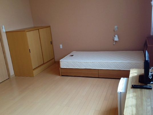 居室のベッドと収納  