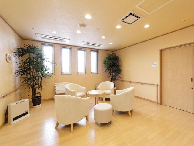 明るい休憩スペース 休憩室   窓から光が入る落ち着いた休憩室です。テーブルを囲む椅子があり、ゆっくり過ごしやすい雰囲気です。