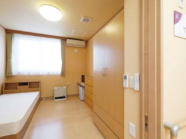 居室のベッドと収納  