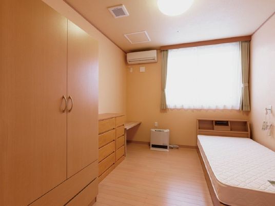 明るい個室の洋室  