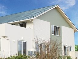 白い建物の清潔感ある外観