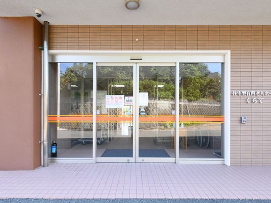 広々とした施設入口