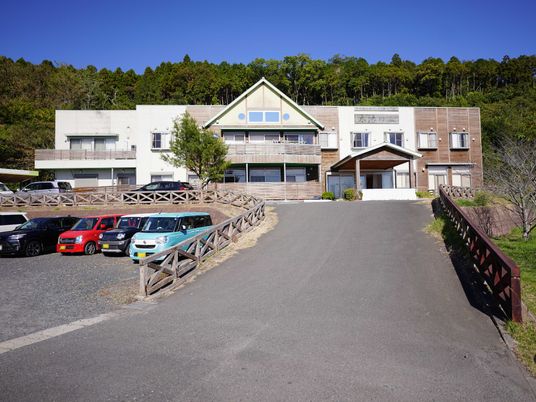 緑豊かな施設外観