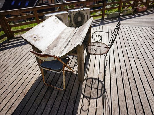テラスのテーブルと椅子