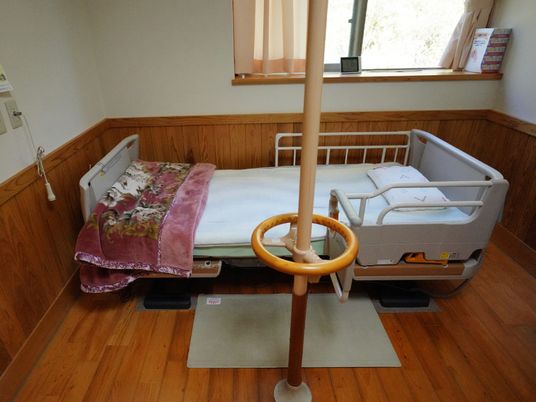 居室のケアベッドと窓