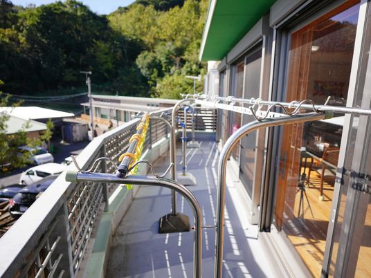 広々とした明るいバルコニー