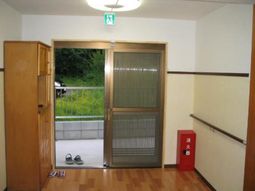 明るい廊下と出口