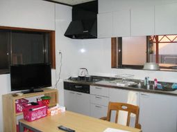 居室のテレビとキッチン