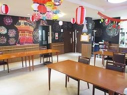 飾り付けられた明るい食堂