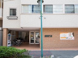 入り口と看板の建物