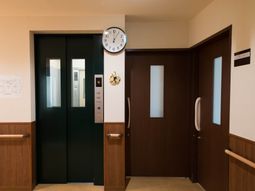 廊下のエレベーター