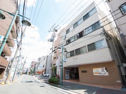 明るい街中の建物