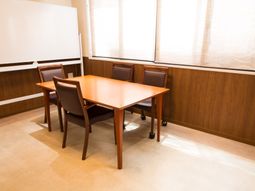 木製テーブルと椅子の多目的室