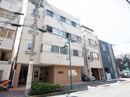 街中の建物の外観