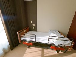 手入れされた居室のベッド