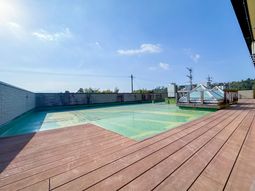 屋外プールのある中庭