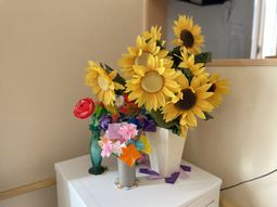 カラフルな花と折り紙の飾り