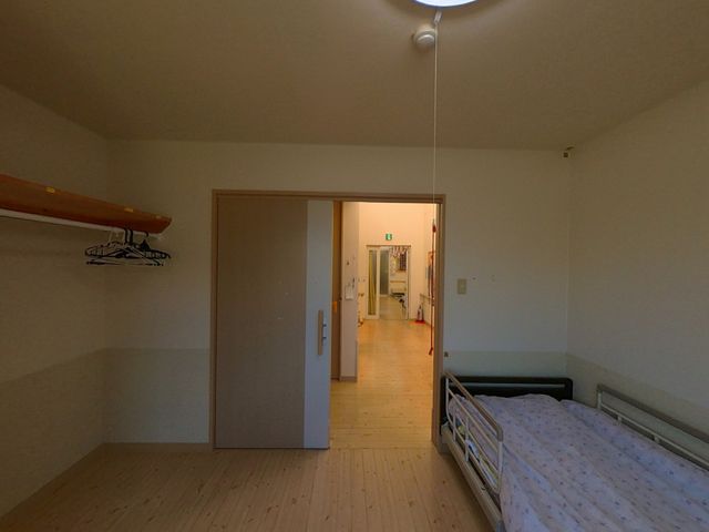 居室の明るい空間 居室 広々とした居室は、日当たりがよく快適です。遠くには廊下も見え、開放感あふれる様子が伝わります。