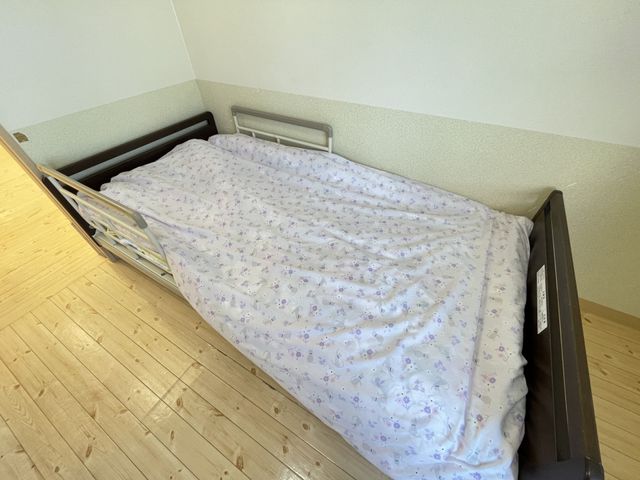 清潔な居室の一角 居室 シンプルで清潔感のある居室です。必要最小限の家具が配され、ゆったりとした時間を過ごせそうです。