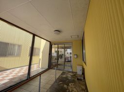 広々とした明るいエントランス