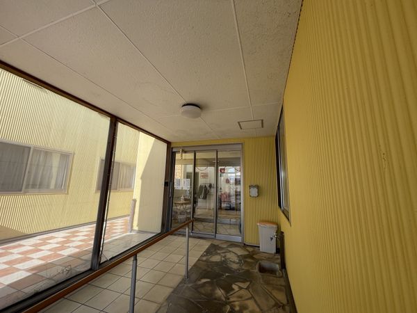 広々とした明るいエントランス