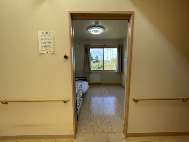 居室を見る廊下の眺め 居室 廊下から見える居室は、採光豊かで温もりのある空間です。手すりが設置されており、安全にご移動いただけます。