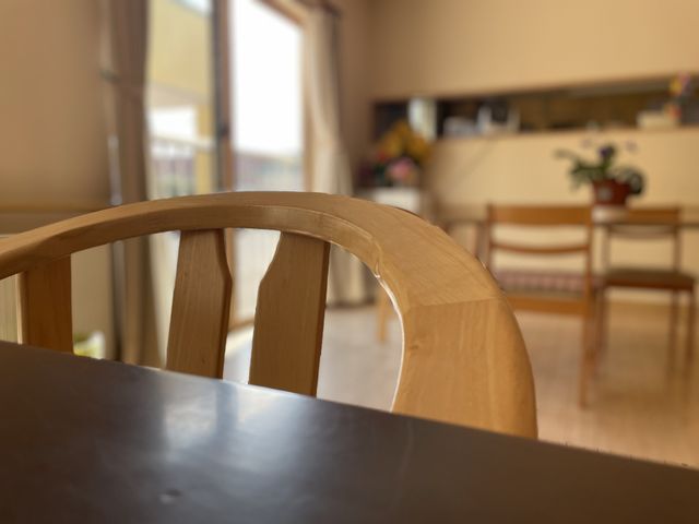 癒やしの空間 ダイニングルーム ダイニングルーム 天然木のテーブルがある落ち着いた雰囲気のダイニングルームです。温かみのある設計で、ゆったりとした食事のひとときをお過ごしいただけます。