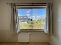 明るい居室の窓辺